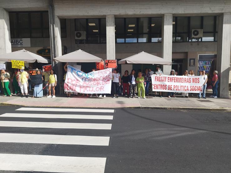 Concentración fronte ao Parlamento en protesta polo convenio para Política Social asinado por CCOO e UGT 