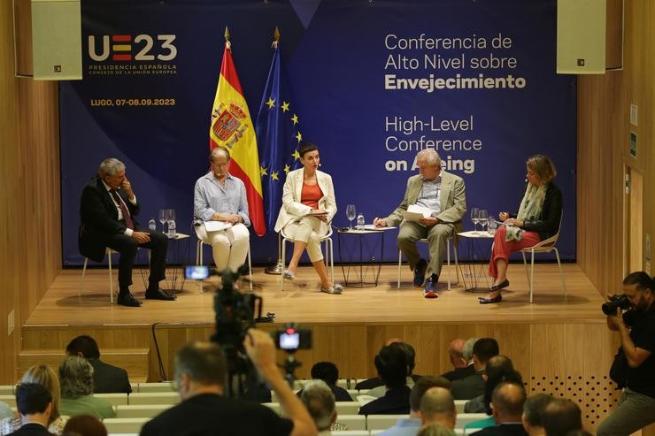 Coordinador do Centro Internacional sobre envellecemento, Juan Martín; presidenta de FADEMUR Galicia, Verónica Marcos; secretaria de Estado UE, María Lledó; conselleiro do Comité Económico-Social Europeo, Miguel Ángel Cabra e presidenta de FADEMUR, Teresa López / Carlos Castro