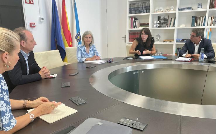 A conselleira de Economía, Industria e Innovación, María Jesús Lorenzana, reúnese co Clúster TIC Galicia / XUNTA