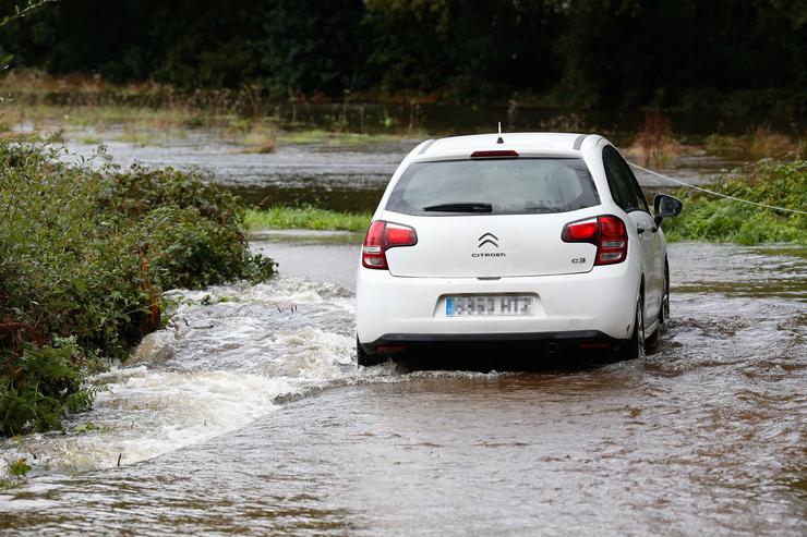 Un coche circula por un camiño alagado polo desbordamento do río Anllo, a 9 de outubro de 2024, na Veiga, Abadín, Lugo, Galicia (España). A Axencia Estatal de Meteoroloxía (AEMET) puxo a Galicia en alerta laranxa pola borrasca Kirk, que prov. Carlos Castro - Europa Press / Europa Press
