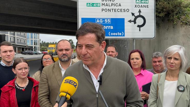 O secretario xeral do PSdeG, José Ramón Gómez Besteiro, reclama en Carballo máis bonificacións para a AG-55 e ampliar a autoestrada ata Fisterra / PSDEG-PSOE