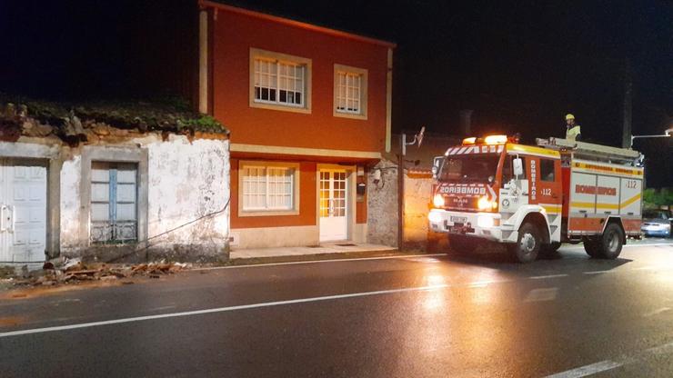 O derrube de parte dun tellado sobre unha estrada obriga a intervir aos bombeiros en Pobra do Caramiñal.. CONSORCIO PROVINCIAL CONTRA INCENDIOS E SALVAMENTO / Europa Press