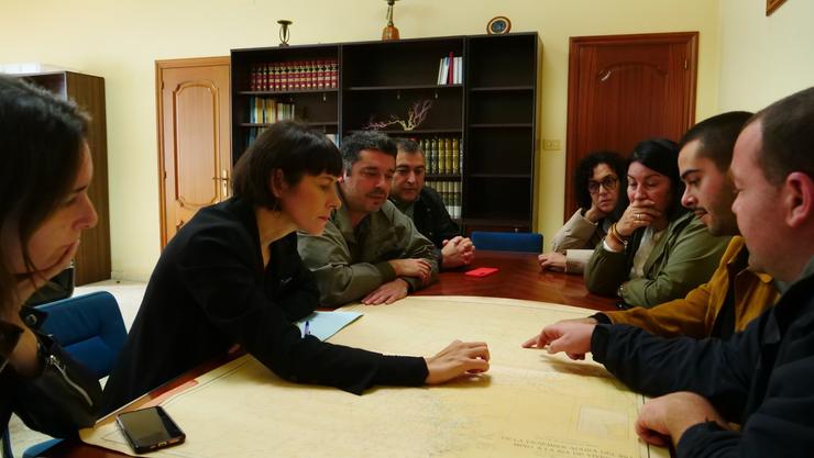 A portavoz do BNG, Ana Pontón, coa confraría de pescadores de Cedeira (Lugo). BNG / Europa Press