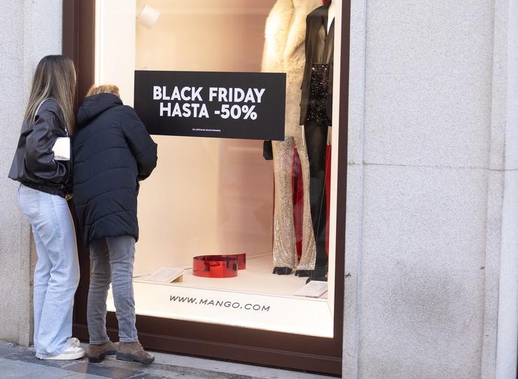 Arquivo - Un escaparate avisa dos descontos durante Black Friday, a 24 de novembro de 2023, en Madrid (España). Este ano, a previsión de gasto dos españois en Black Friday é un 6% maior do gasto do ano pasado. Ademais dos descontos nos. Eduardo Parra - Europa Press - Arquivo / Europa Press