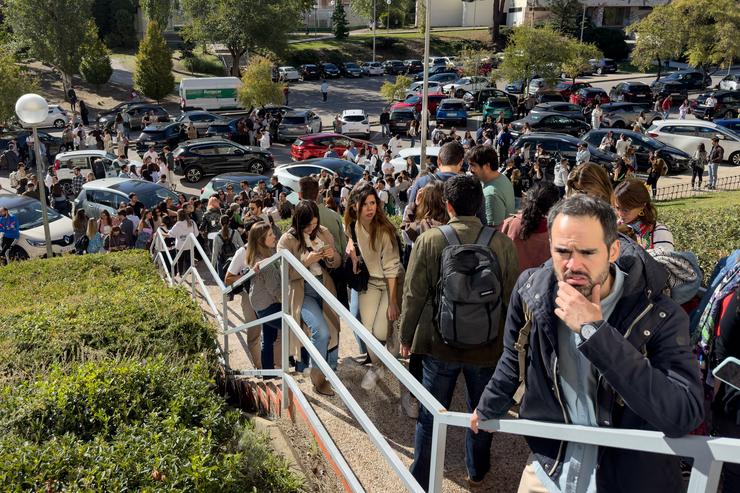 Opositores conversan cun examinador á entrada do campus de Somosaguas tras o anuncio da suspensión dos exames de oposición de RTVE en Somosaguas, a 29 de setembro de 2024. Alejandro Martínez Vélez - Europa Press / Europa Press