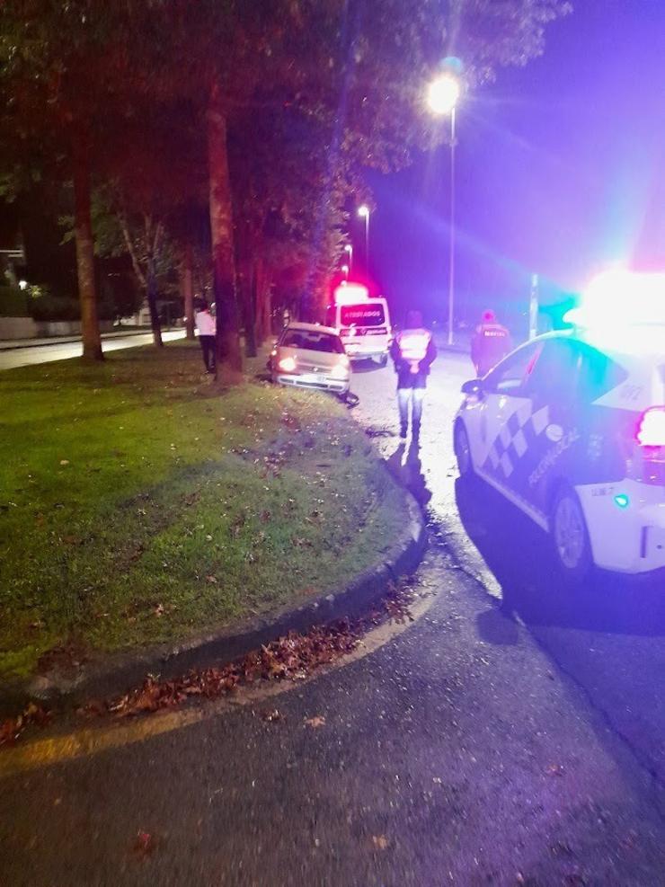 Vehículo accidentado na Rolda de Fingoi, en Lugo, na madrugada do 19 de outubro de 2024. A condutora deu negativo na proba de alcoholemia e non sufriu lesións.. POLICÍA LOCAL DE LUGO / Europa Press