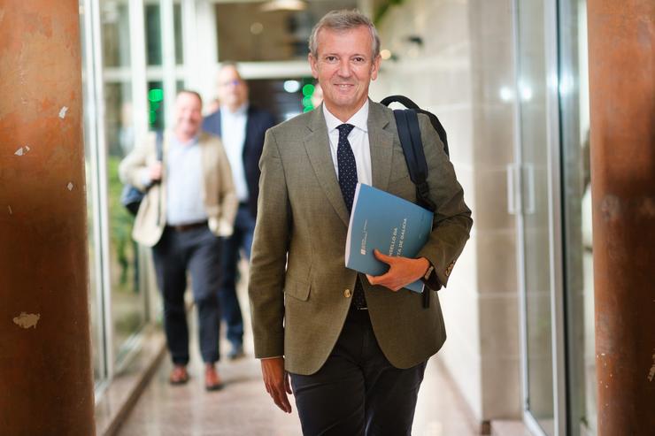 O presidente da Xunta, Alfonso Rueda, chega á rolda de prensa posterior á reunión do Consello da Xunta / DAVID CABEZON @ XUNTA