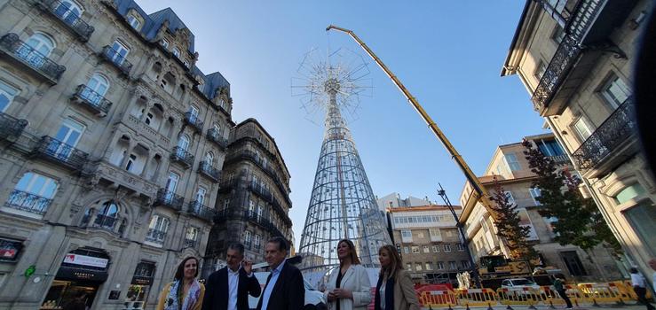 Vigo ultima a montaxe da árbore de Nadal para a campaña 2024-25 / Europa Press
