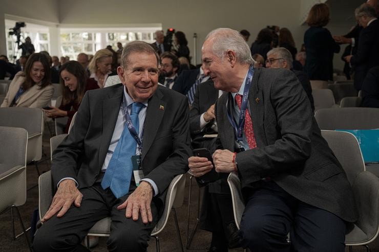 O líder opositor de Venezuela, Edmundo González agarraches á conferencia ofrecida por Alberto Núñez Feijóo durante a segunda xornada do Foro A Toxa, a 4 de outubro de 2024 / Elena Fernández