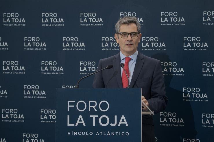 O ministro de Presidencia, Félix Bolaños, atende aos medios no Foro A Toxa / ELENA FERNÁNDEZ - Arquivo