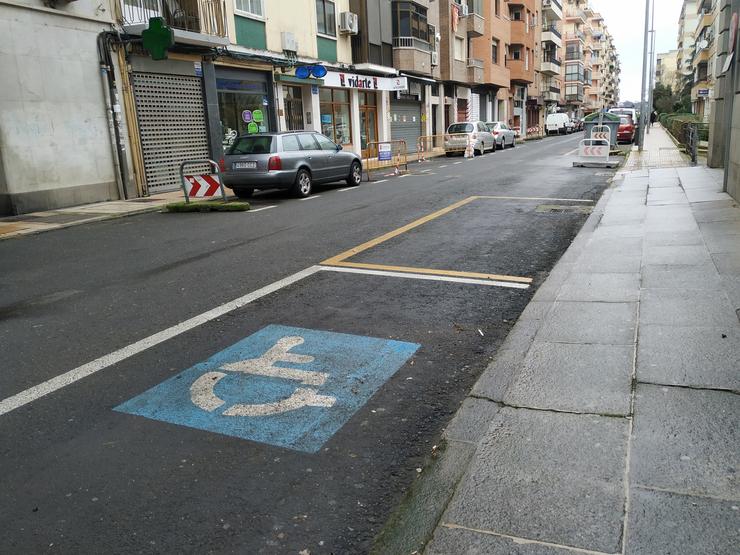 Arquivo - Praza de aparcadoiro para persoa con discapacidade en cálea Doutor Fleming de Cáceres. EUROPA PRESS - Arquivo / Europa Press
