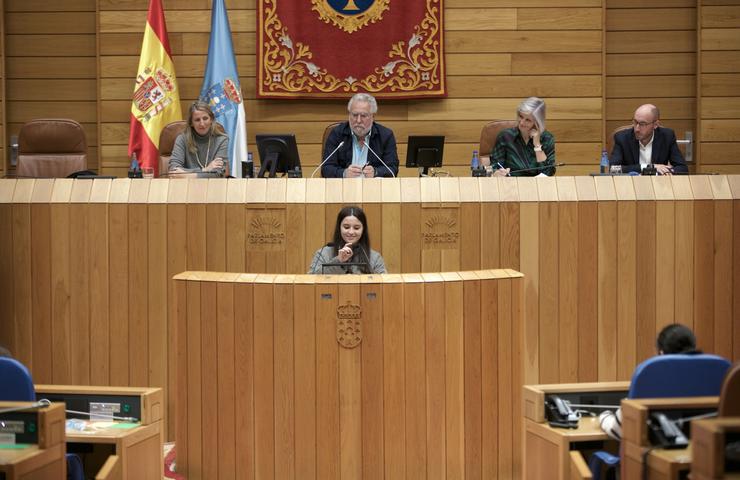 Mozos de 11 municipios galegos reivindican no Parlamento compromiso cos dereitos da infancia / ANA VARELA