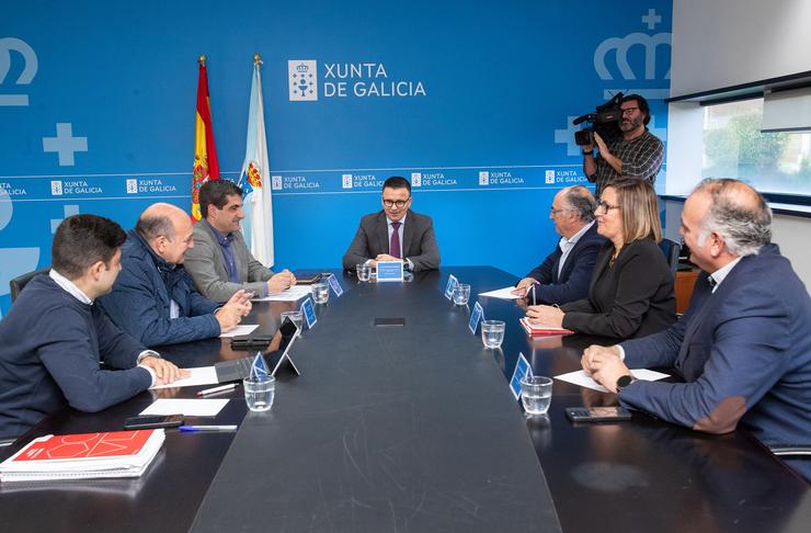 Reuníon do conselleiro José González con representantes dos recintos feirais. XUNTA / Europa Press