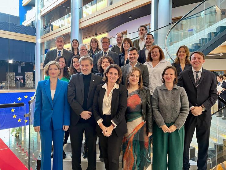 Eurodeputados socialistas xunto á nova vicepresidenta para a Transición Xusta da UE, Teresa Ribeira. PSOE / Europa Press