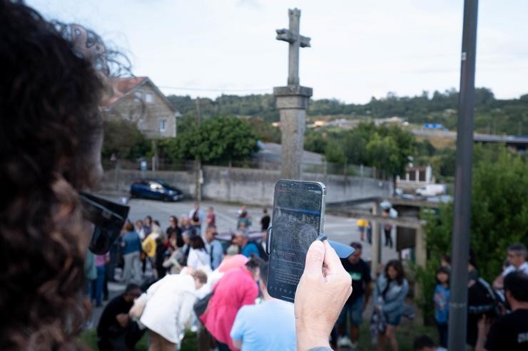 Arquivo - Unha muller grava mentres familiares de falecidos e feridos o descarrilamento do Alvia colocan flores no lugar do accidente durante unha homenaxe no barrio de Angrois, a 24 de xullo de 2023, en Santiago de Compostela, A Coruña, Galici. César Arxina - Europa Press - Arquivo / Europa Press