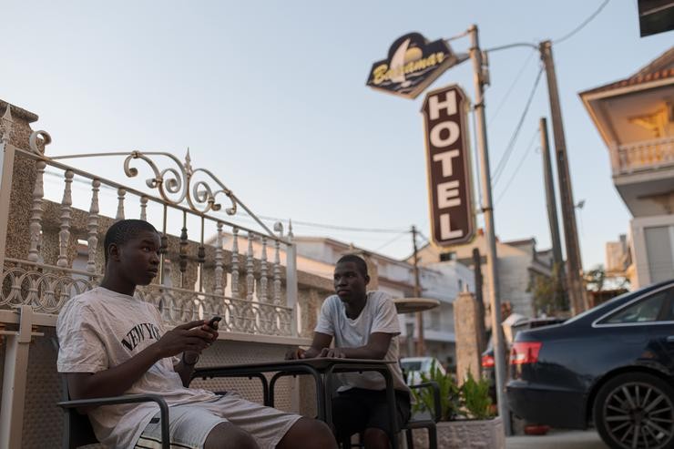 Varios migrantes á súa chegada ao Hotel Baixamar de Sanxenxo, a 17 de setembro de 2024, en Sanxenxo / Elena Fernández - Arquivo