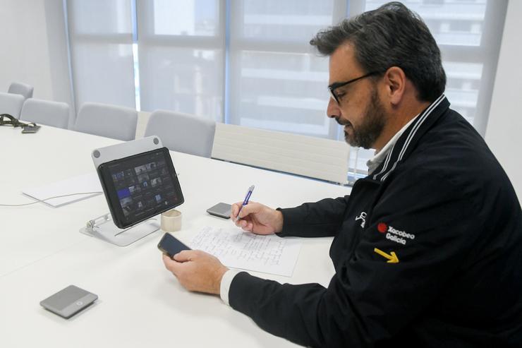 O conselleiro de Presidencia, Xustiza e Deportes, Diego Calvo, en reunión por videoconferencia para coordinar o envío de dispositivos de emerxencias a Valencia / XUNTA