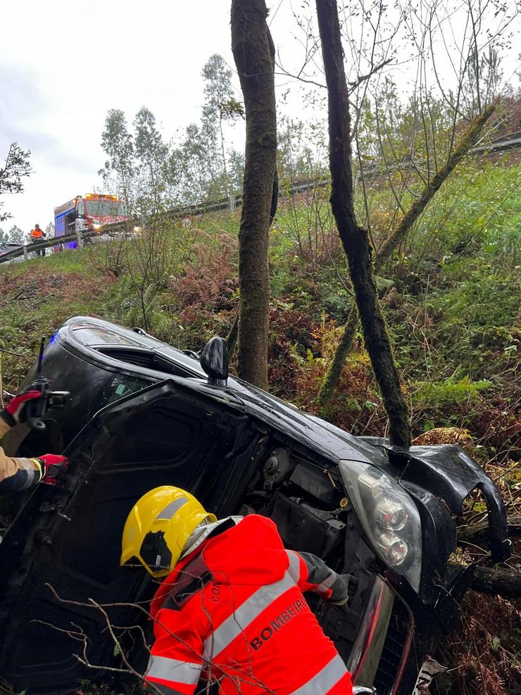 Accidente de tráfico con excarceración en Ames / BOMBEIROS BOIRO - Arquivo
