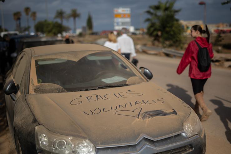 Mensaxe nun coche aos vluntarios que axudan nos estragos pola DANA / Alejandro Martínez Vélez - Arquivo