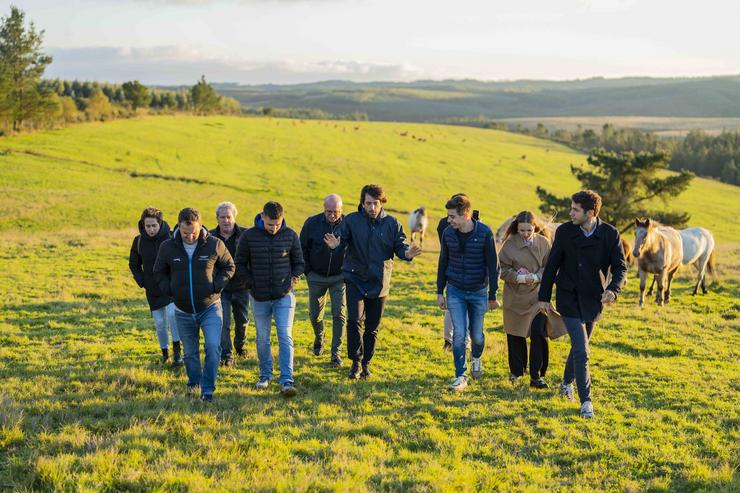 O eurodeputado do PP Adrián Vázquez e o coordinador de Medio Rural do PPdeG, Avelino Souto, visitan en Vilalba a Leira Enxebreza. ÍÑIGO ROLÁN / Europa Press