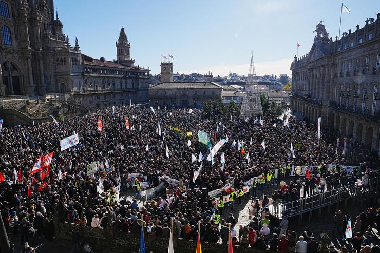 Miles de persoas durante unha nova protesta contra a empresa de celulosa Alti en Santiago de Compostela / Álvaro Ballesteros - Europa Press  / Europa Press