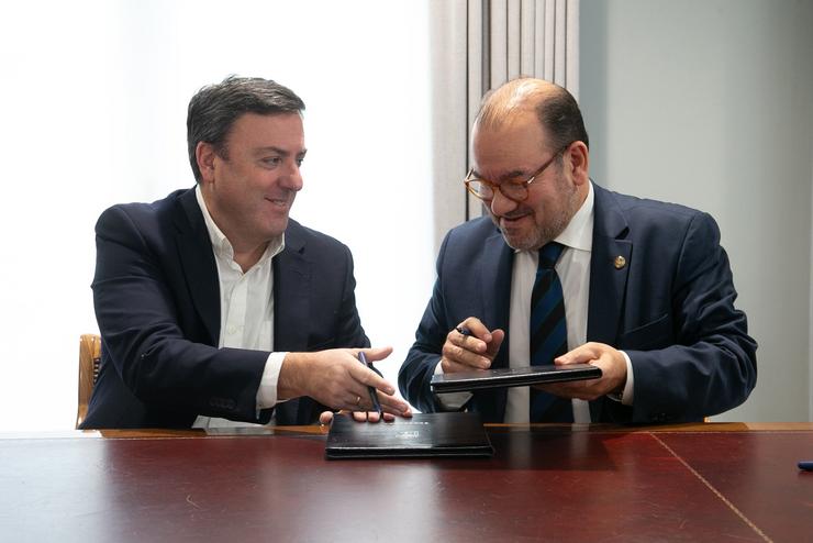 O presidente da Deputación da Coruña, Valentín González Formoso, asina un convenio coa Universidade de Santiago de Compostela (USC). DEPUTACIÓN DA CORUÑA / Europa Press