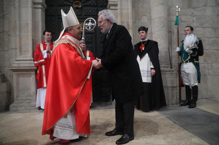 O arcebispo de Santiago, Francisco José Prieto, saúda ao delegado rexio, Miguel Santalices 