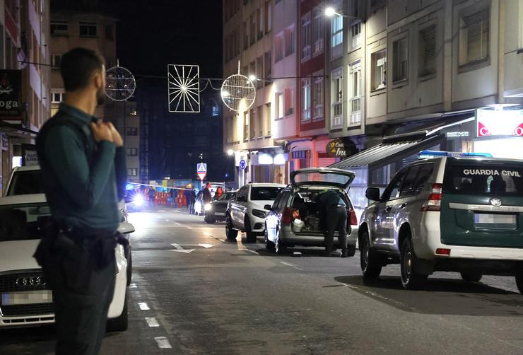 Varios axentes da Garda Civil acordoan a zona do suceso en Carballo 
