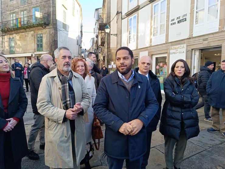 O secretario xeral de Vox, Ignacio Garriga, cos candidatos de Vox á as eleccións autonómicas galegas / Europa Press