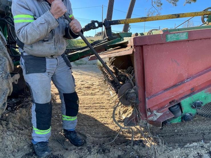 Técnicos municipais recollendo pélets na praia das Sinas, en Vilanova de Arousa 