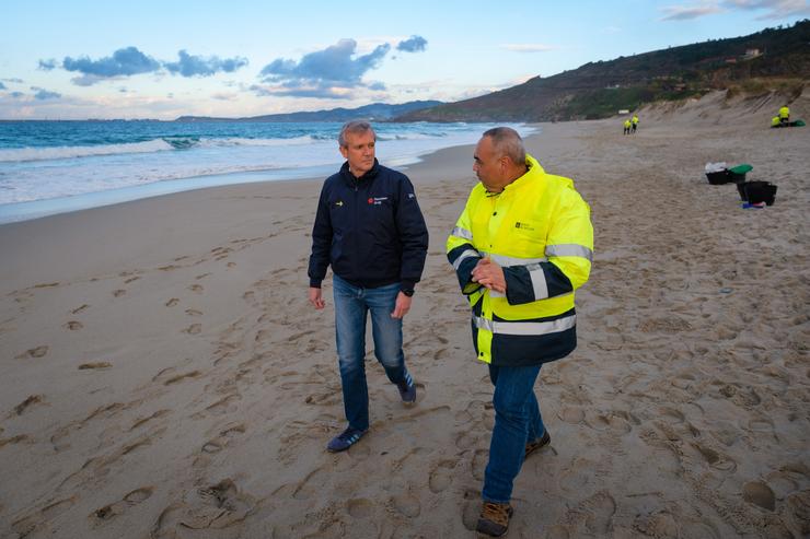 O presidente da Xunta, Alfonso Rueda, visitou a praia de Barrañán, no municipio coruñés de Arteixo, para coñecer as tarefas de limpeza de pélets plásticos. DAVID CABEZON / XUNTA