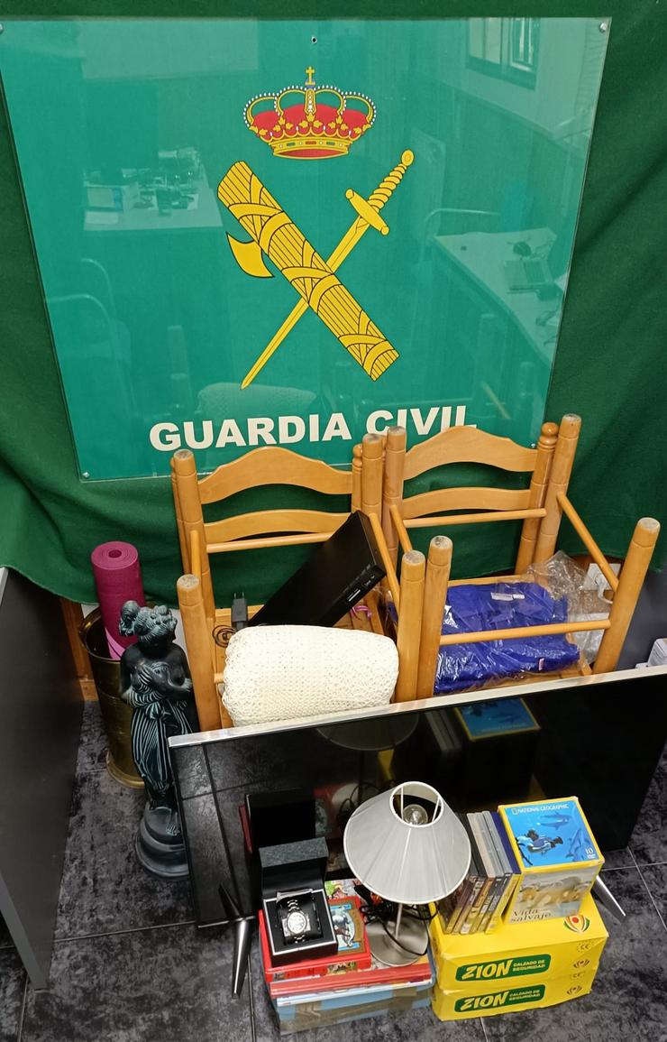 Parte dos obxectos subtraídos e recuperados pola Garda Civil tras un asalto a unha vivenda do Barco de Valdeorras / GARDA CIVIL
