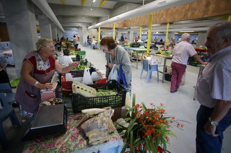 Unha persoa compra alimentos nun mercado, a 11 de agosto de 2023, en Lugo, Galicia 