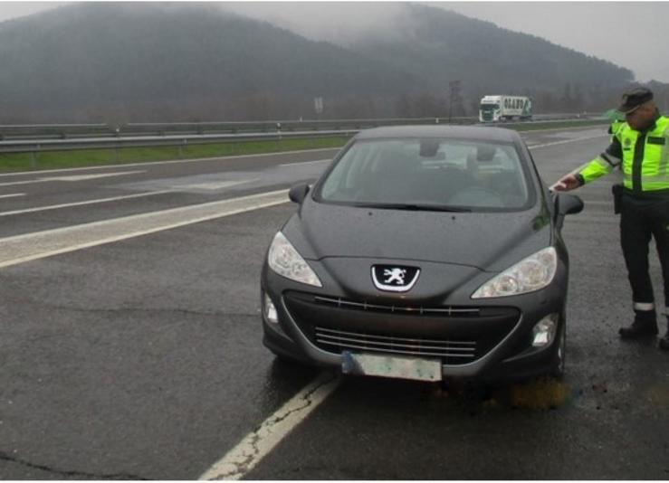 A Garda Civil intercepta un vehículo en Verín, que circulou 5 quilómetros en sentido contrario pola A-52.. GARDA CIVIL / Europa Press