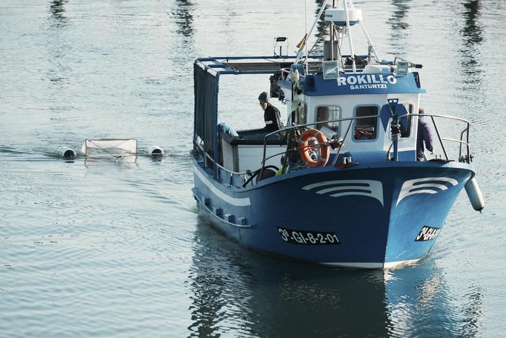 Embarcación con base en Santurtzi (Bizkaia) equipada cunha rede especial para a recollida de pélets 