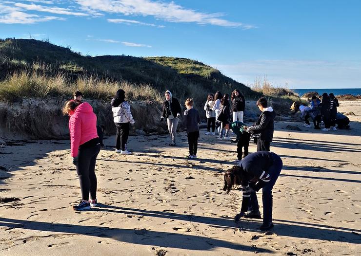 Estudantes do IES Porto do Son colaboran na recollida dos pélets na praia de Cabeiro 