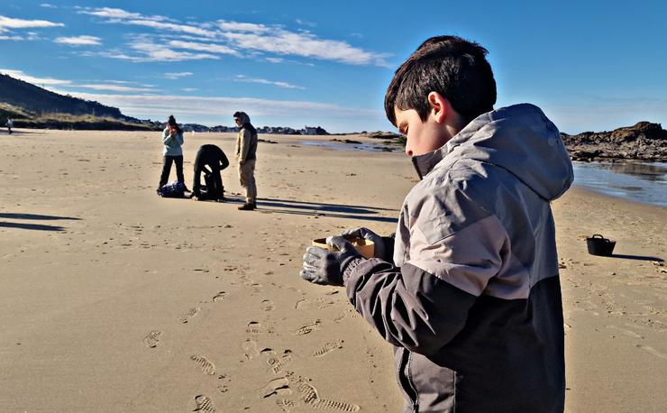 Estudantes do IES Porto do Son colaboran na recollida dos pélets na praia de Cabeiro 