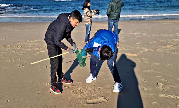 Estudantes do IES Porto do Son colaboran na recollida dos pélets na praia de Cabeiro 