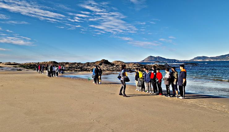 Estudantes do IES Porto do Son colaboran na recollida dos pélets na praia de Cabeiro 