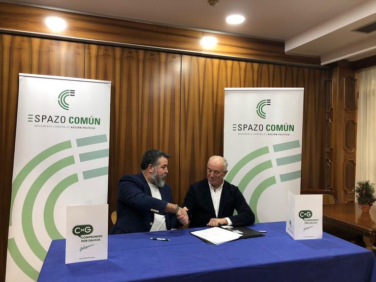O secretario xeral do Compromiso por Galicia, Juan Carlos Piñeiro, e o fundador de Espazo Común, Pachi Vázquez, en rolda de prensa / ESPAZO COMÚN GALEGUISTA