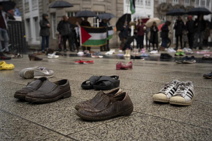 Varios pares de zapatos durante unha homenaxe aos falecidos na guerra en Gaza, na Porta do Sol, a 13 de xaneiro de 2024, en Vigo / Adrián Irago