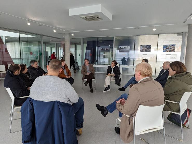 A candidata de Sumar, Marta Lois, mantén un encontro con representantes da Confraría de Pescadores de Noia / SUMAR GALICIA