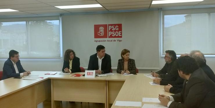 O candidato do PSdeG á presidencia da Xunta, José Ramón Gómez Besteiro, xunto a outros candidatos socialistas (pola provincia de Pontevedra ), nunha reunión coa plataforma SOS Sanidade Pública, a 16 de xaneiro de 2024. 
