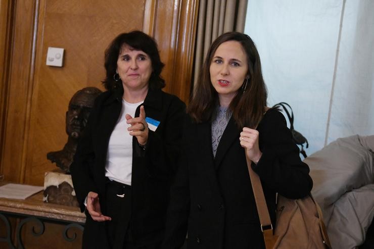 A candidata á Presidencia da Xunta de Galicia por Podemos, Isabel Faraldo (i) e a secretaria xeral de Podemos, Ione Belarra (d), á súa chegada a unha reunión no Congreso dos Deputados, a 17 de xaneiro de 2024 / Fernando Sánchez - Arquivo