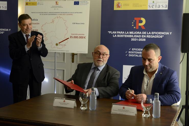 (E-D) O ministro de Agricultura, Pesca e Alimentación, Luís Planas, xunto ao presidente de SEIASA, Francisco Rodríguez Mulero e o presidente da Comunidade Xeral de Regadoras de Nova Limia, Amador Saborido.. Rosa Veiga - Europa Press 