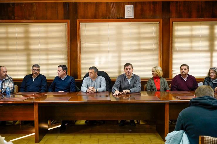 O candidato do PSdeG á Presidencia da Xunta, José Ramón Gómez Besteiro, reúnese en Malpica con representantes do cerco e a confraría / PSDEG