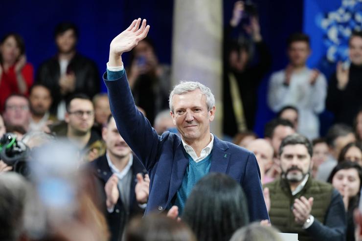 O presidente da Xunta, Alfonso Rueda, saúda durante o acto de proclamación como candidato do PP á Xunta de Galicia, no Hotel Monumento San Francisco, a 7 de xaneiro de 2024, en Santiago de Compostela, A Coruña, Galicia (España). Rueda protagoni. Álvaro Ballesteros - Europa Press / Europa Press