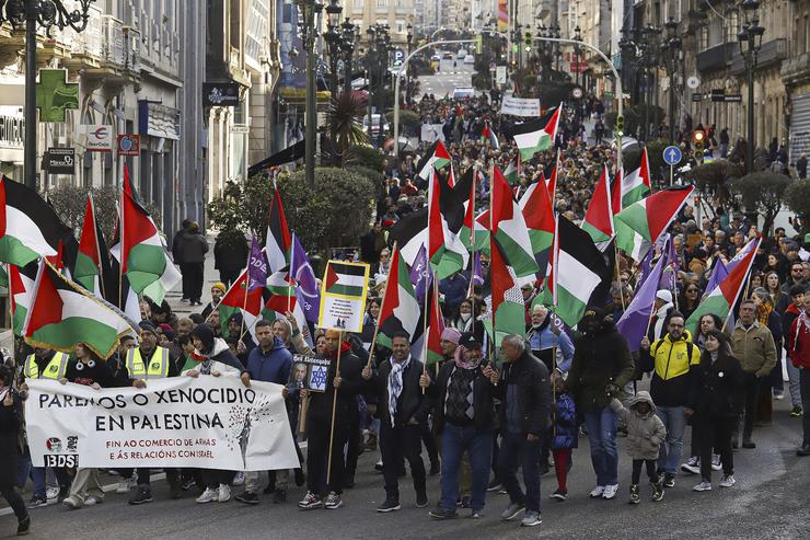 Decenas de persoas con bandeiras palestinas durante unha manifestación en apoio a Palestina. Adrián Irago - Europa Press / Europa Press