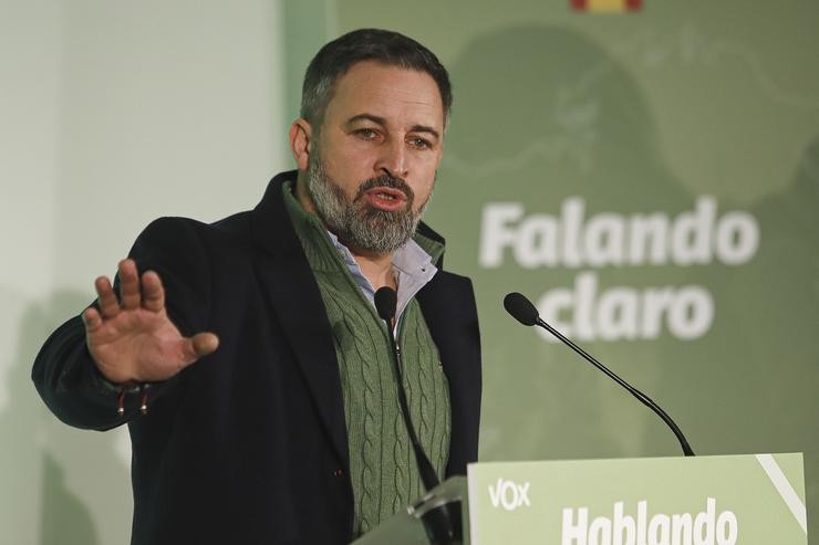O líder de Vox, Santiago Abascal, intervén durante a presentación de candidatos para as eleccións galegas. Adrián Irago - Europa Press 