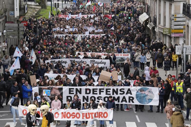 Miles de manifestantes durante unha protesta contra a xestión pola vertedura dos pellets. Álvaro Ballesteros - Europa Press / Europa Press